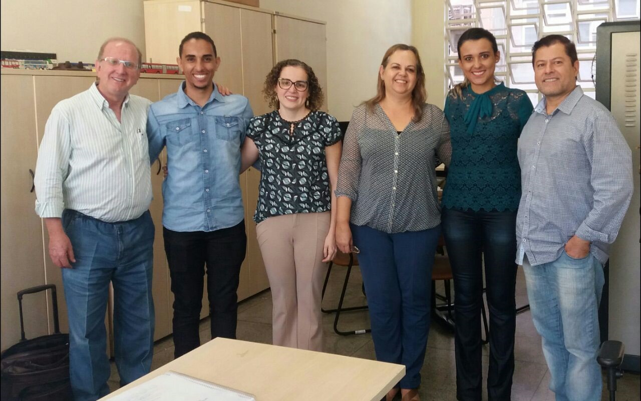 Estudantes pesquisadores Alejandro Henrique Lima da Silva e Vanessa Lima e Silva (segundo e quinta da esquerda para a direita), com os professores Denis Biolkino de Sousa Pereira, Mariana de Paiva, Rosinete Fernandes Bandeira e Wanderley Azevedo de Brito